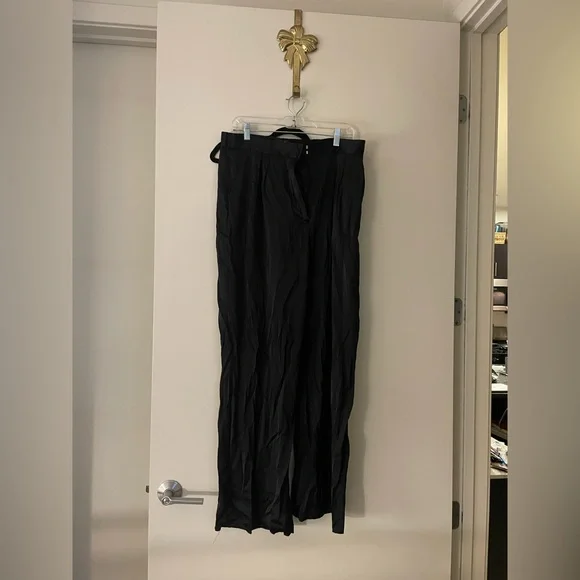 Abercrombie black 2 piece satin set. Cropped v neck top and trousers. - Picture 7 of 8